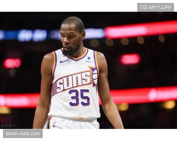 特写：凯文·杜兰特职业生涯总得分突破30000分后的更衣室