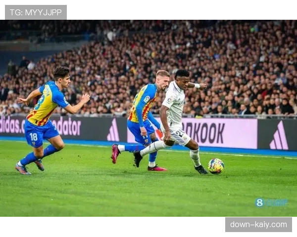 实时：贝林厄姆中路抢断后直塞助攻，维尼修斯推射破门，皇马1-0领先