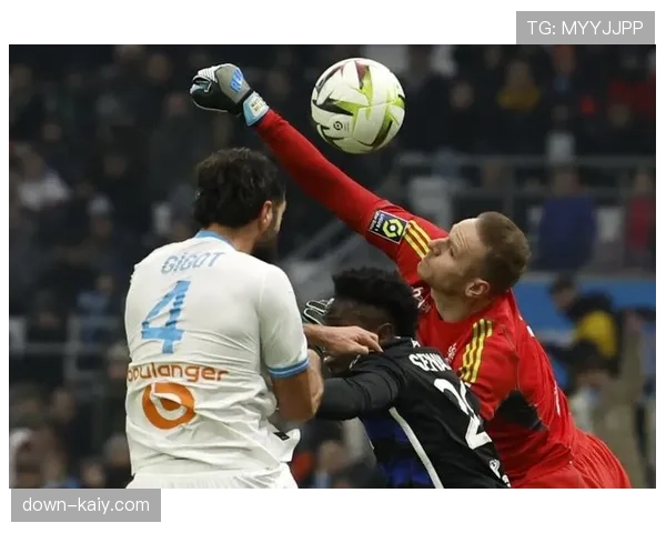 特写：错失空门后，斯特拉斯堡前锋加梅罗抱头难以置信