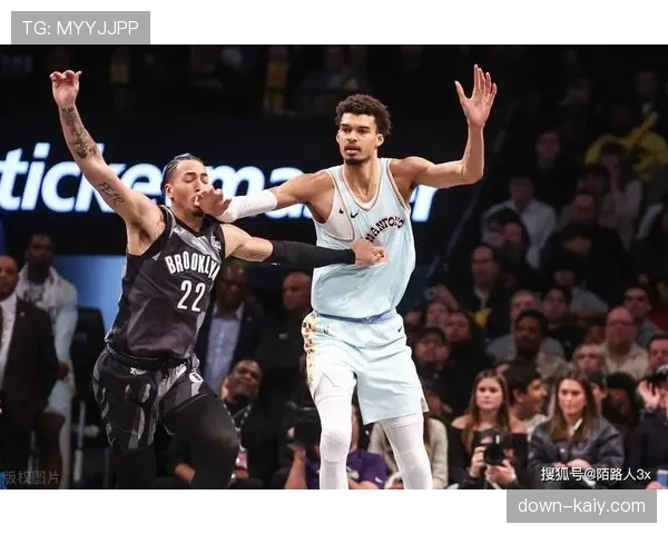 特写：爱德华兹隔扣文班亚马瞬间点燃森林狼主场