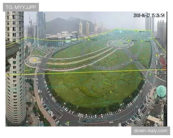 场边视角:摄像机捕捉到斯波尔斯特拉教练在白板上绘制侧翼传导战术 场边视角:摄像机捕捉到斯波尔斯特拉教练在白板上绘制侧翼传导战术