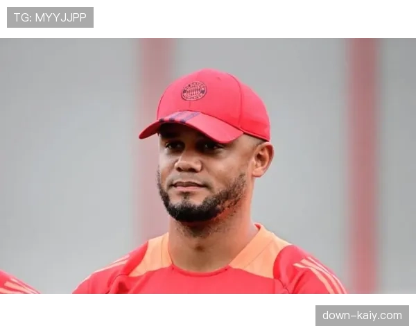 孔帕尼高举德甲冠军奖杯，拜仁开启三冠王征程